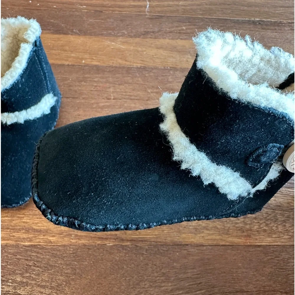 UGG Infant Boots Black Size 4/5 Baby Sheepskin Booties Cozy Baby Shoes Baby Uggs